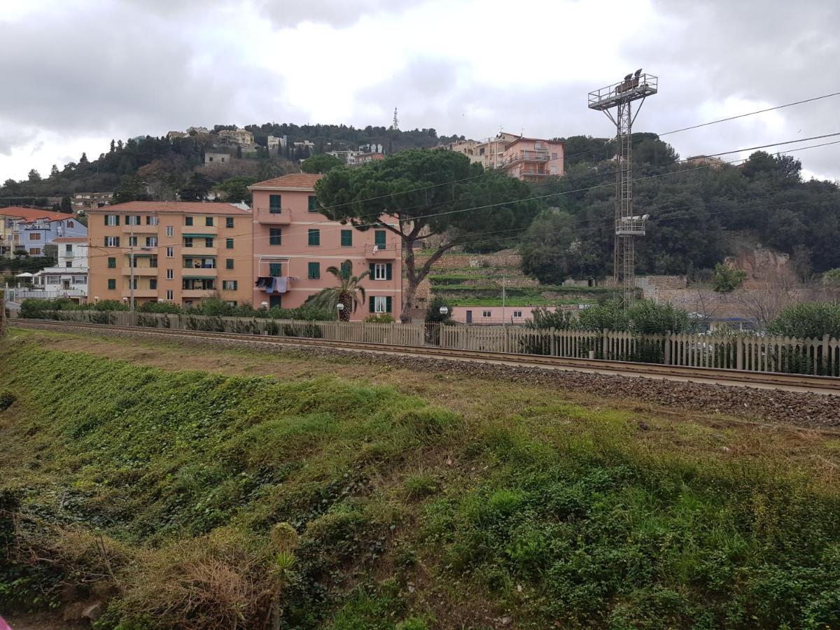 Holiday In Pietra Ligure Exterior foto