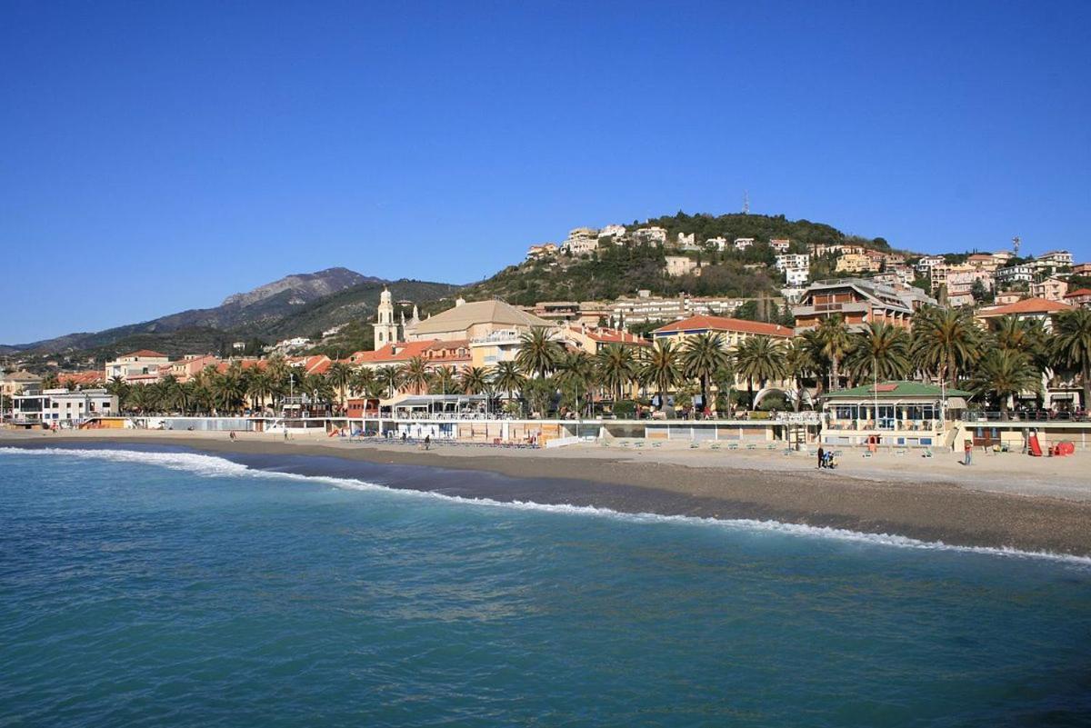 Holiday In Pietra Ligure Exterior foto